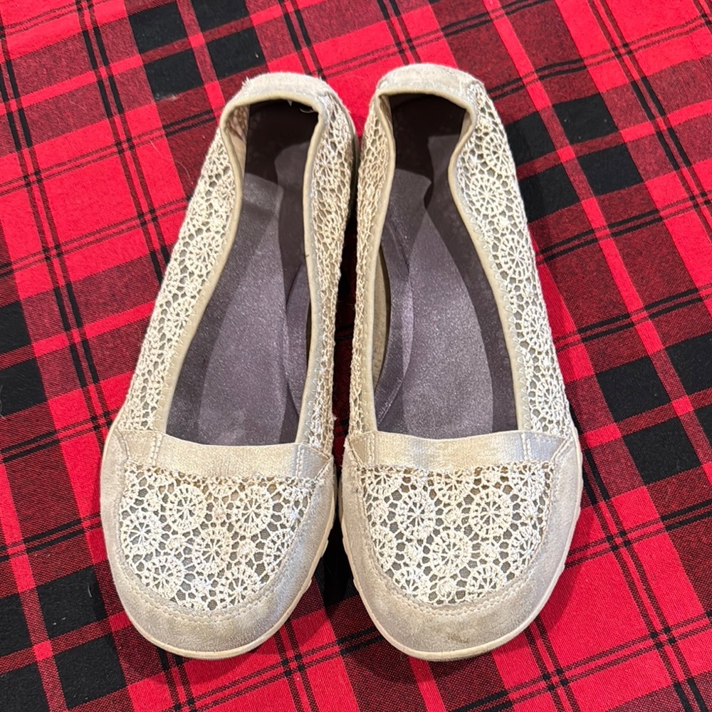 Elegant Beige Lace Flats